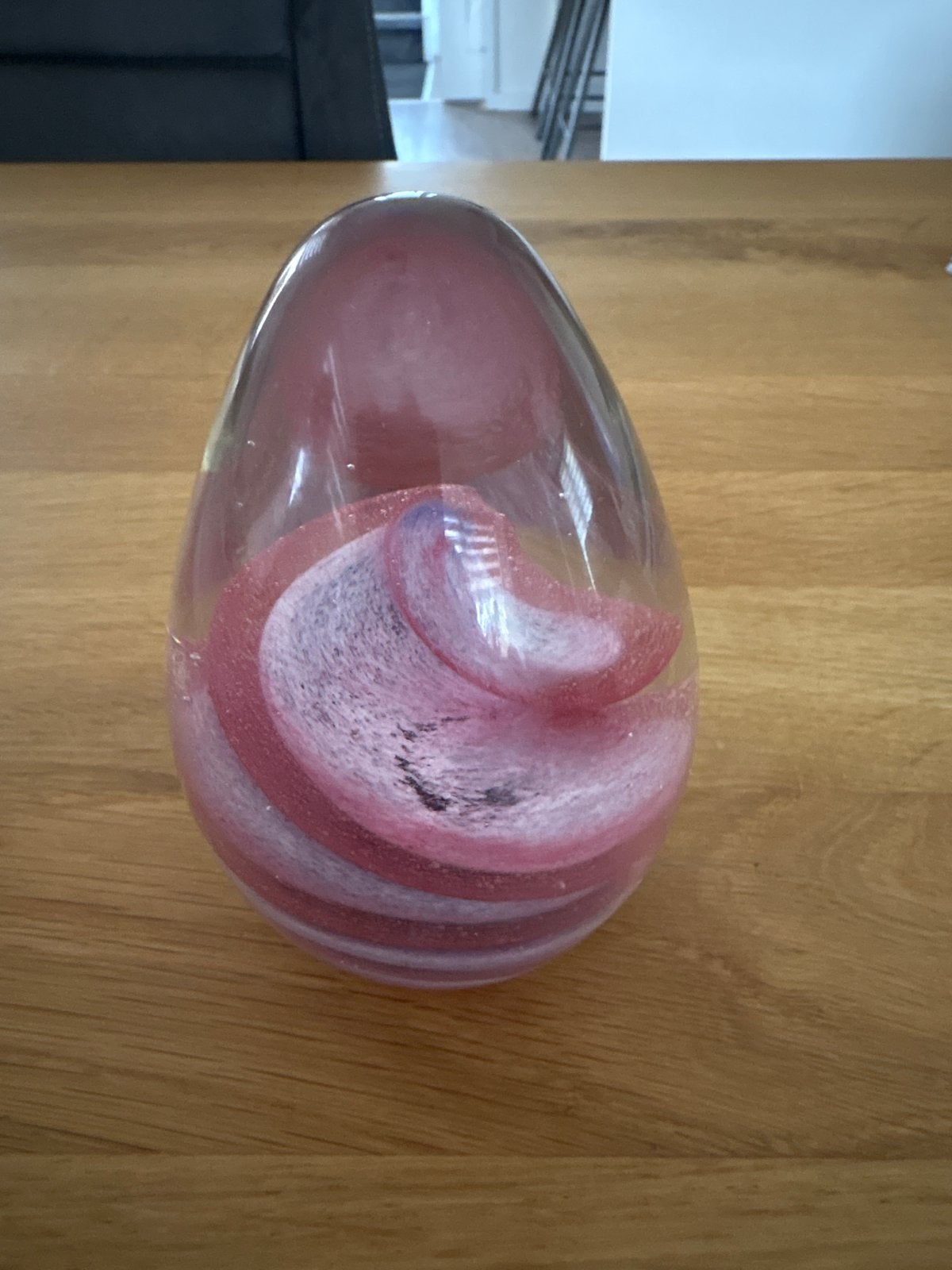 Glazen decoratie ei met roze en witte swirl, Roze, Ophalen of Verzenden, Zo goed als nieuw, Modern