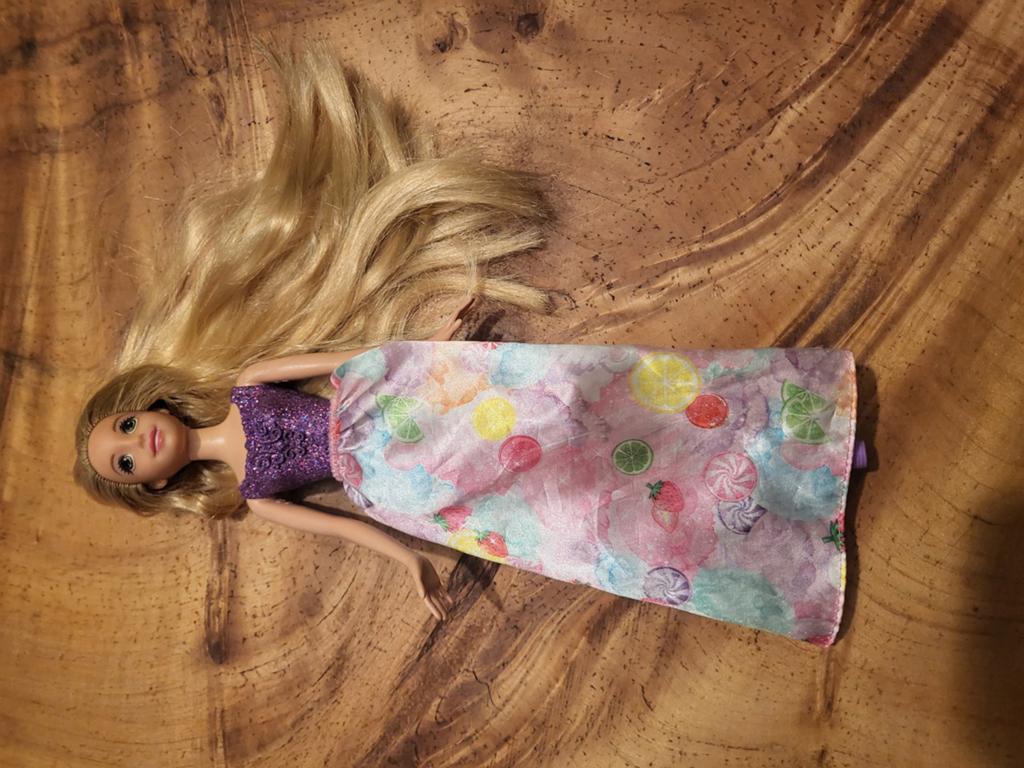 Barbie pop met lang blond haar en paarse jurk, Ophalen of Verzenden