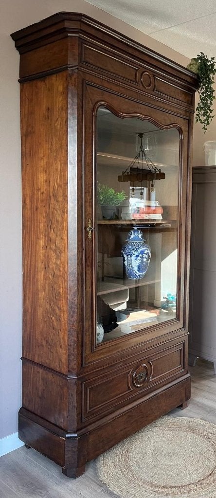 Foto 3 van Vitrinekast Boekenkast Glasdeur Wortelnoten Vintage MOET WEG
