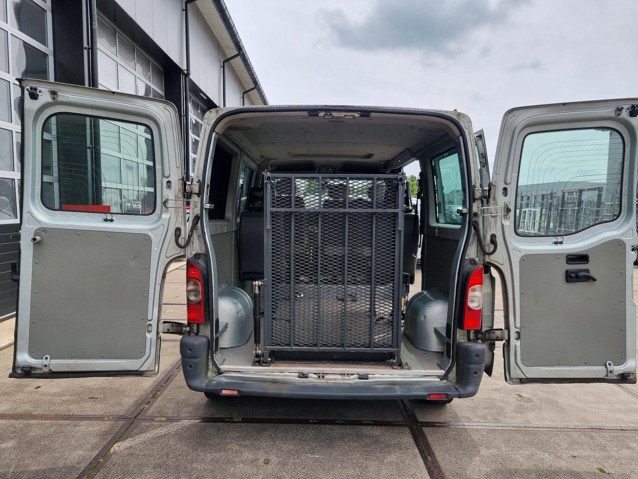 Renault Master T28 2.5 dCi Automaat ROLSTOELBUS / NIEUWE A.P, Voorwielaandrijving, Gebruikt, 4 cilinders, 2000 kg