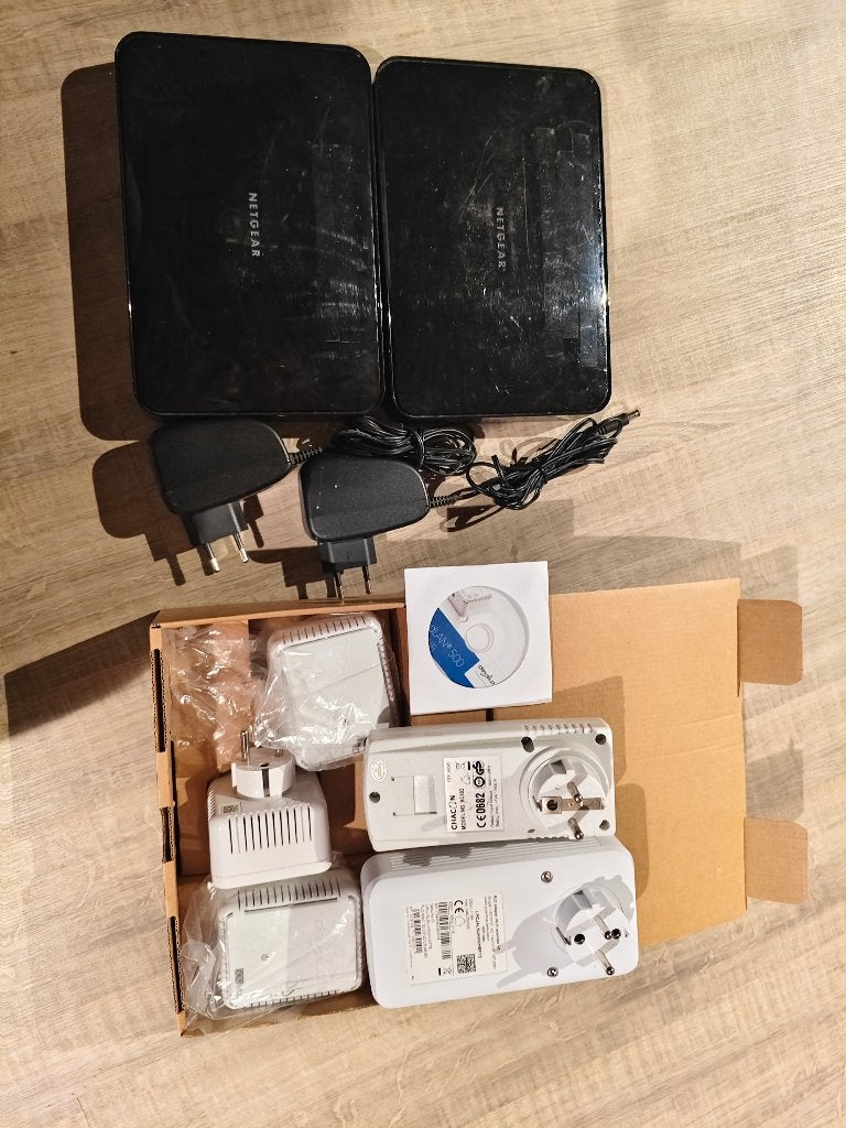 WIFI extender pakket 4xDevolo + 2x Netgear routers, Ophalen of Verzenden, Zo goed als nieuw, Router met modem, Devolo