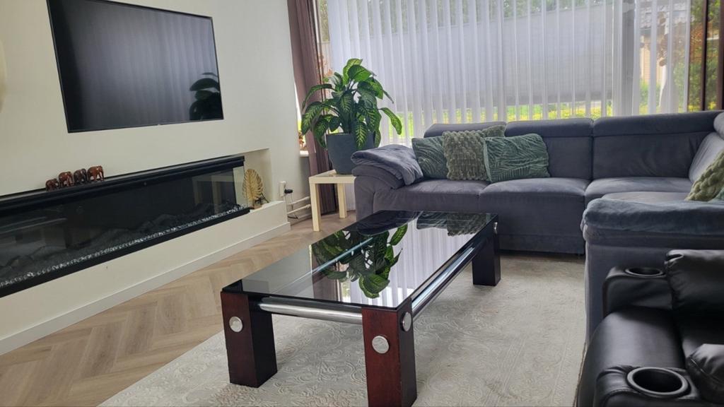 Vintage salontafel jaren ’70 – glas & hout – goede staat, Huis en Inrichting, Ophalen, Modern, Minder dan 50 cm, Rechthoekig