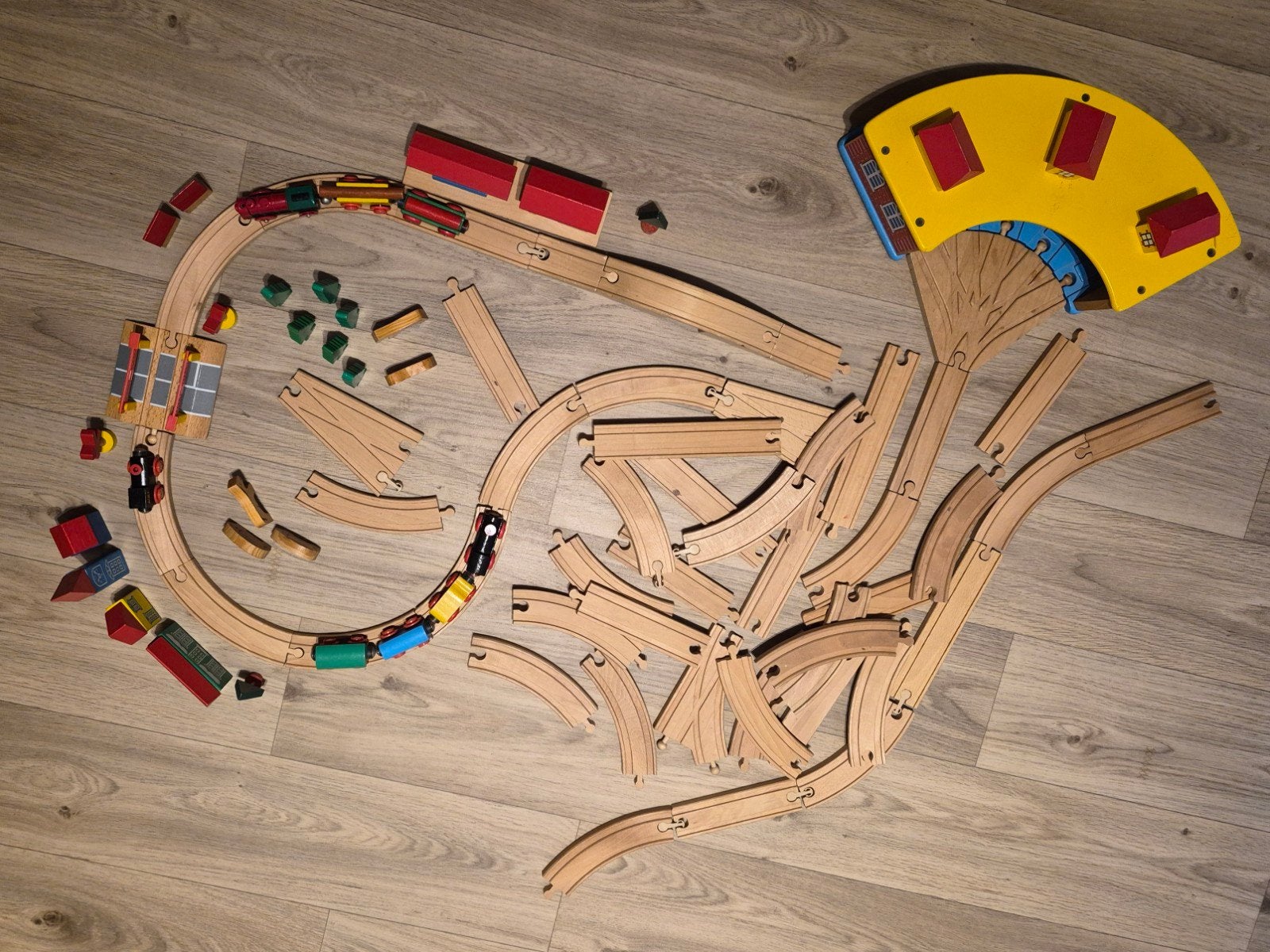 Grote houten treinset met station, Ophalen of Verzenden, Gebruikt