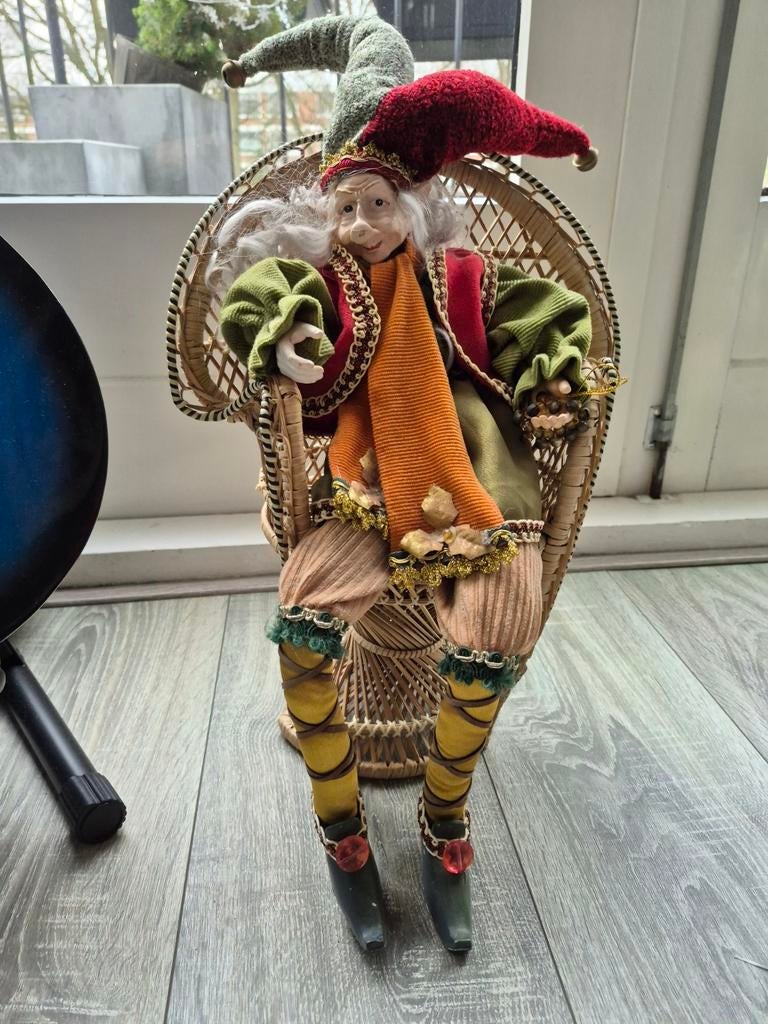 Decoratieve Harlekijn Pop op Rotan Stoel, Ophalen of Verzenden, Zo goed als nieuw