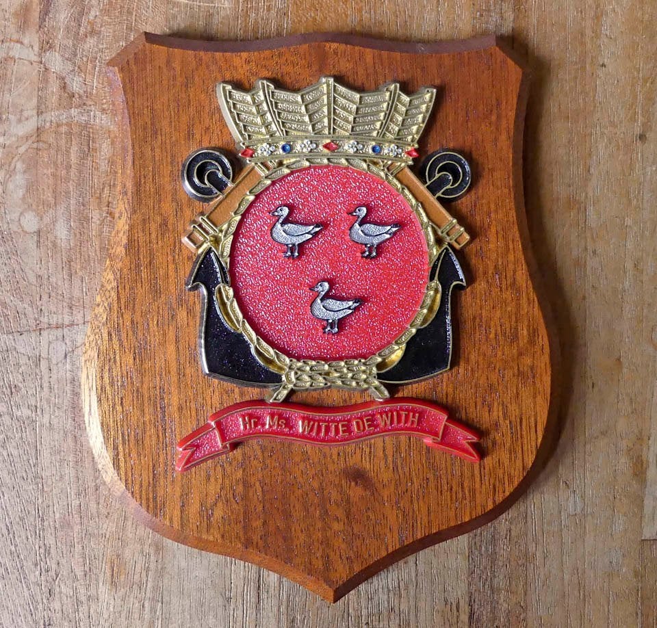 Marine schildje hout wapenschild fregat Hr.Ms. Witte de With, Ophalen of Verzenden, Marine, Nederland, Embleem of Badge