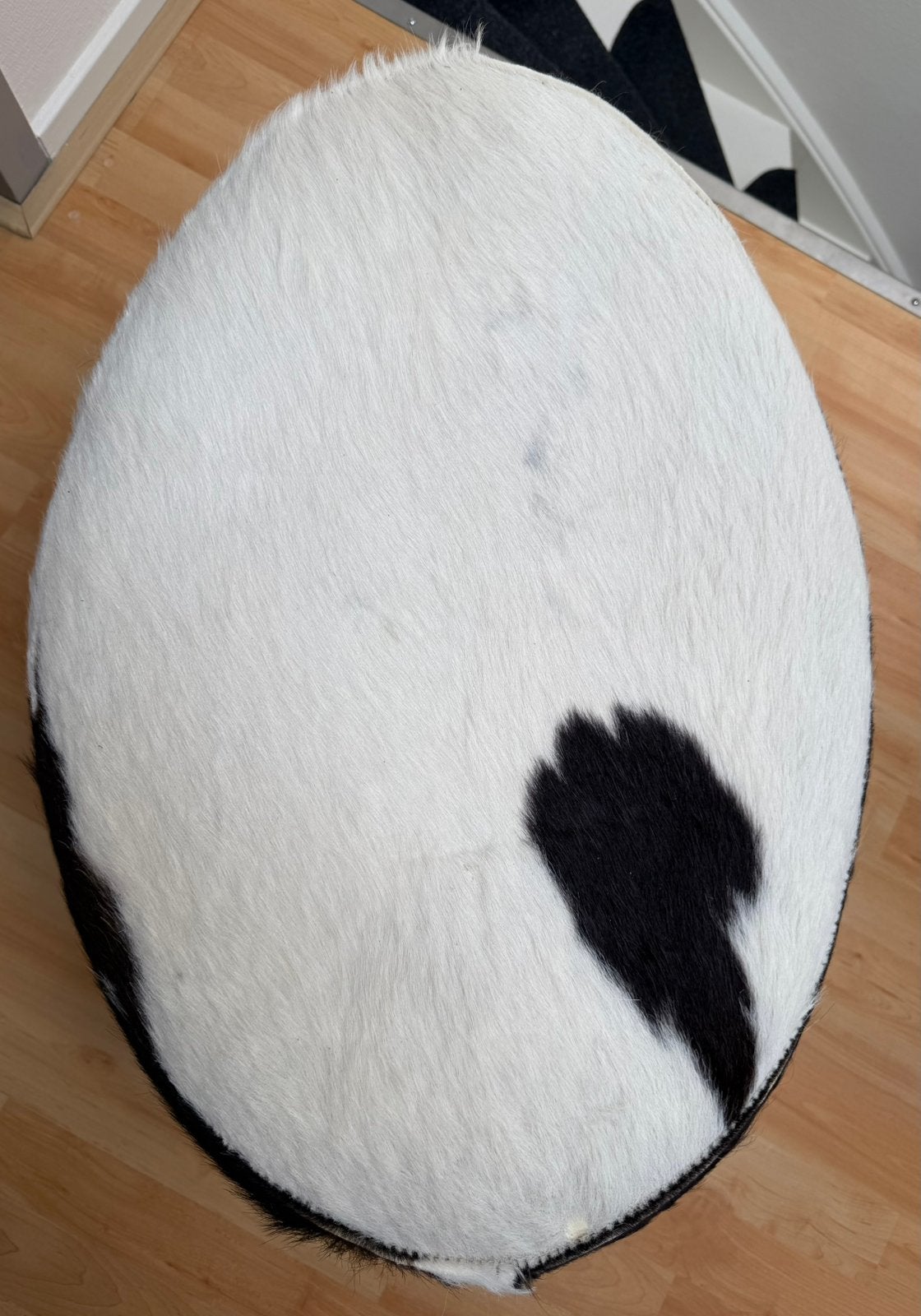 vintage IKEA STOCKHOLM roterende poef met koeienhuid, Ophalen of Verzenden, Zo goed als nieuw, Rond, Minder dan 50 cm