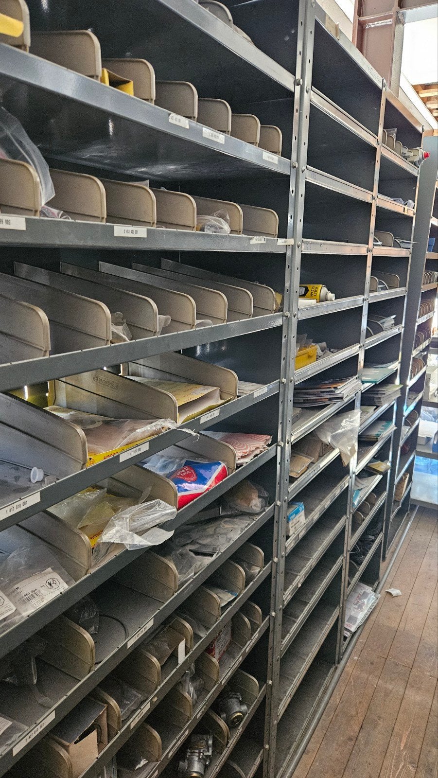 Metalen magazijnkast met vakverdeling, Ophalen