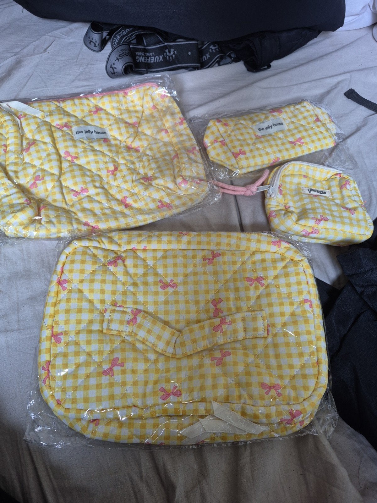 Set van 4 gele geruite (toilet) tasjes met strikjes, Sieraden, Tassen en Uiterlijk, Ophalen, Nieuw, Geel, Overige typen