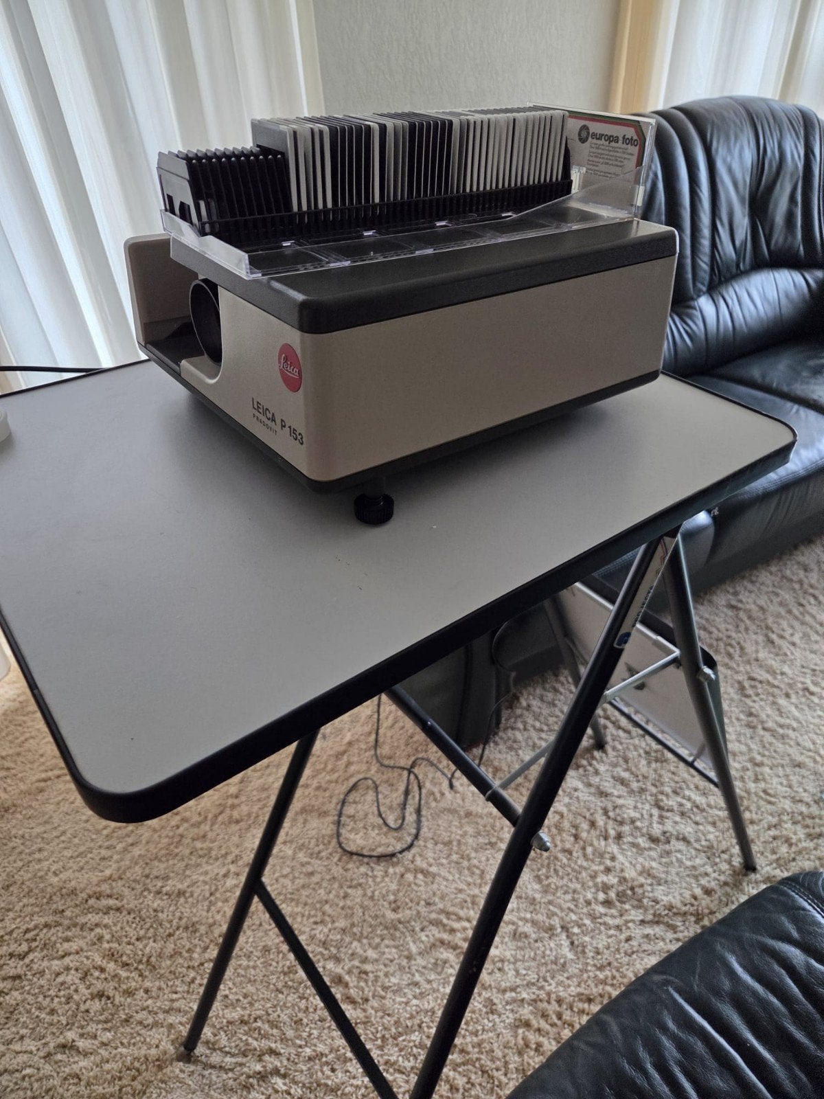 Leica P 153 Diaprojector met scherm en tafel., Ophalen, Gebruikt, Met scherm