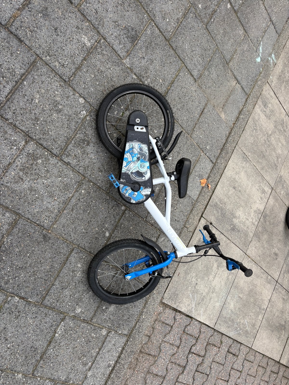 B'Twin kinderfiets 16 inch - Wit/Blauw, Ophalen of Verzenden, Gebruikt, Velgrem, 16 tot 20 inch