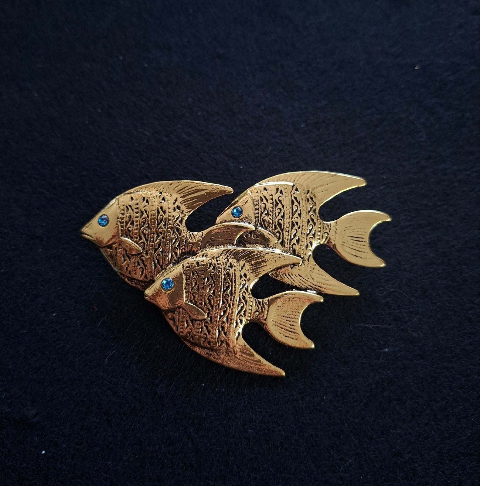 Vintage Gouden Vissen Broche met Blauwe Ogen, Sieraden, Tassen en Uiterlijk, Broches, Overige materialen, 4 tot 7 cm, Nieuw, Ophalen of Verzenden