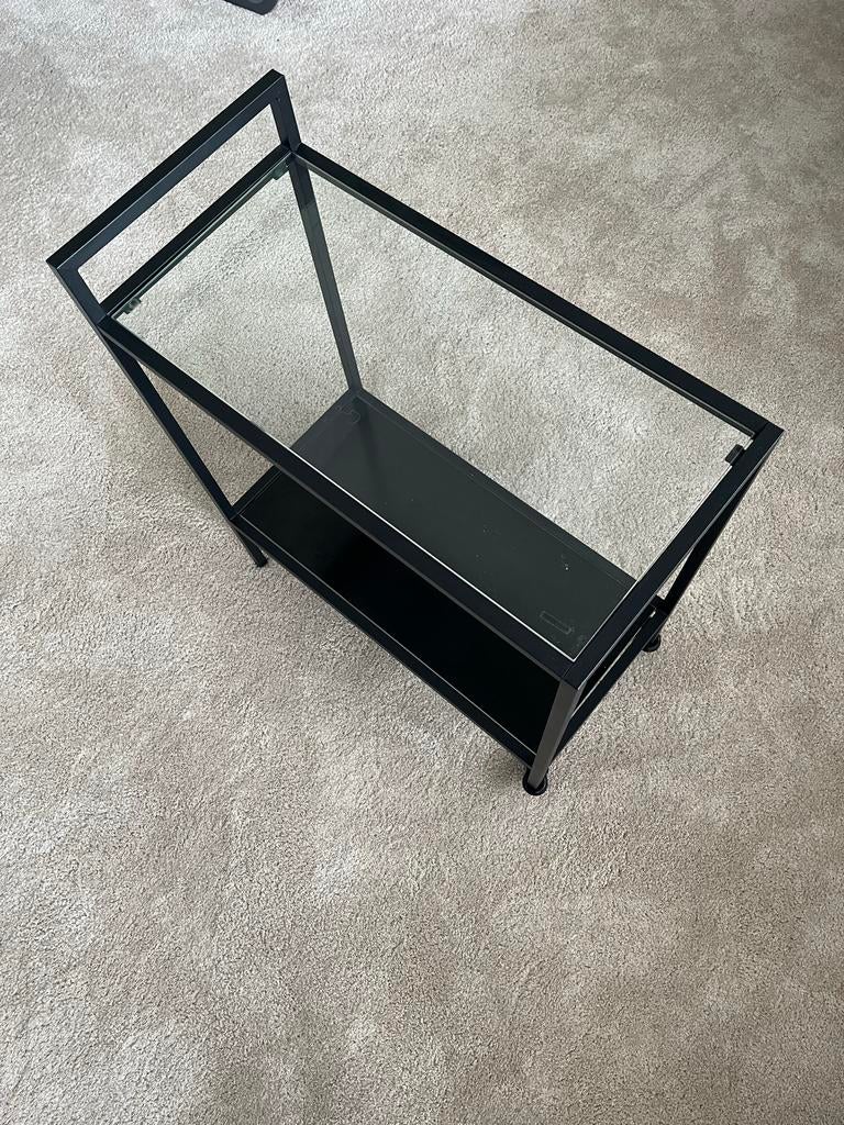 Zwarte bijzettafel met glazen blad en wieltjes, Huis en Inrichting, Tafels | Bijzettafels, Ophalen, 55 tot 75 cm, 60 cm of meer