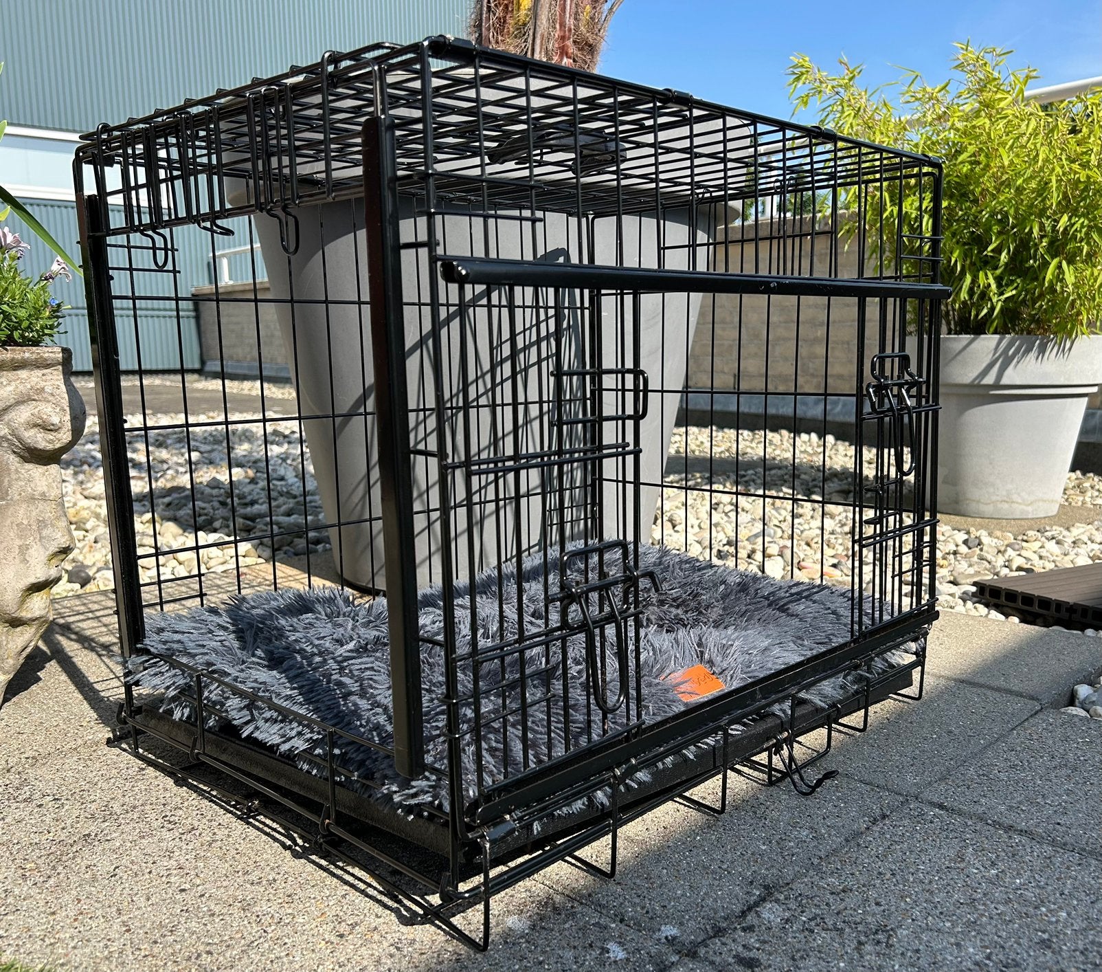 Zwarte honden bench met schuifdeuren + grijs kussen 52x47x62, Dieren en Toebehoren, Hondenbenches, Ophalen, Zo goed als nieuw