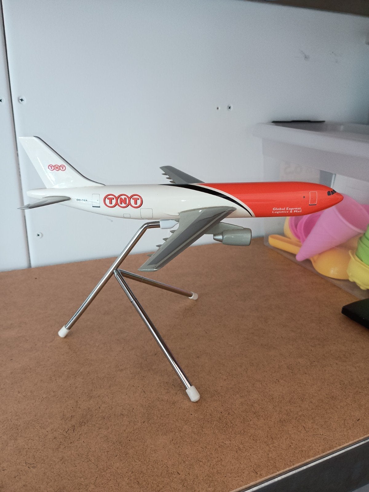 Airbus a300 1:200 TNT, Verzamelen, Luchtvaart en Vliegtuigspotten, Ophalen of Verzenden, Zo goed als nieuw, Schaalmodel