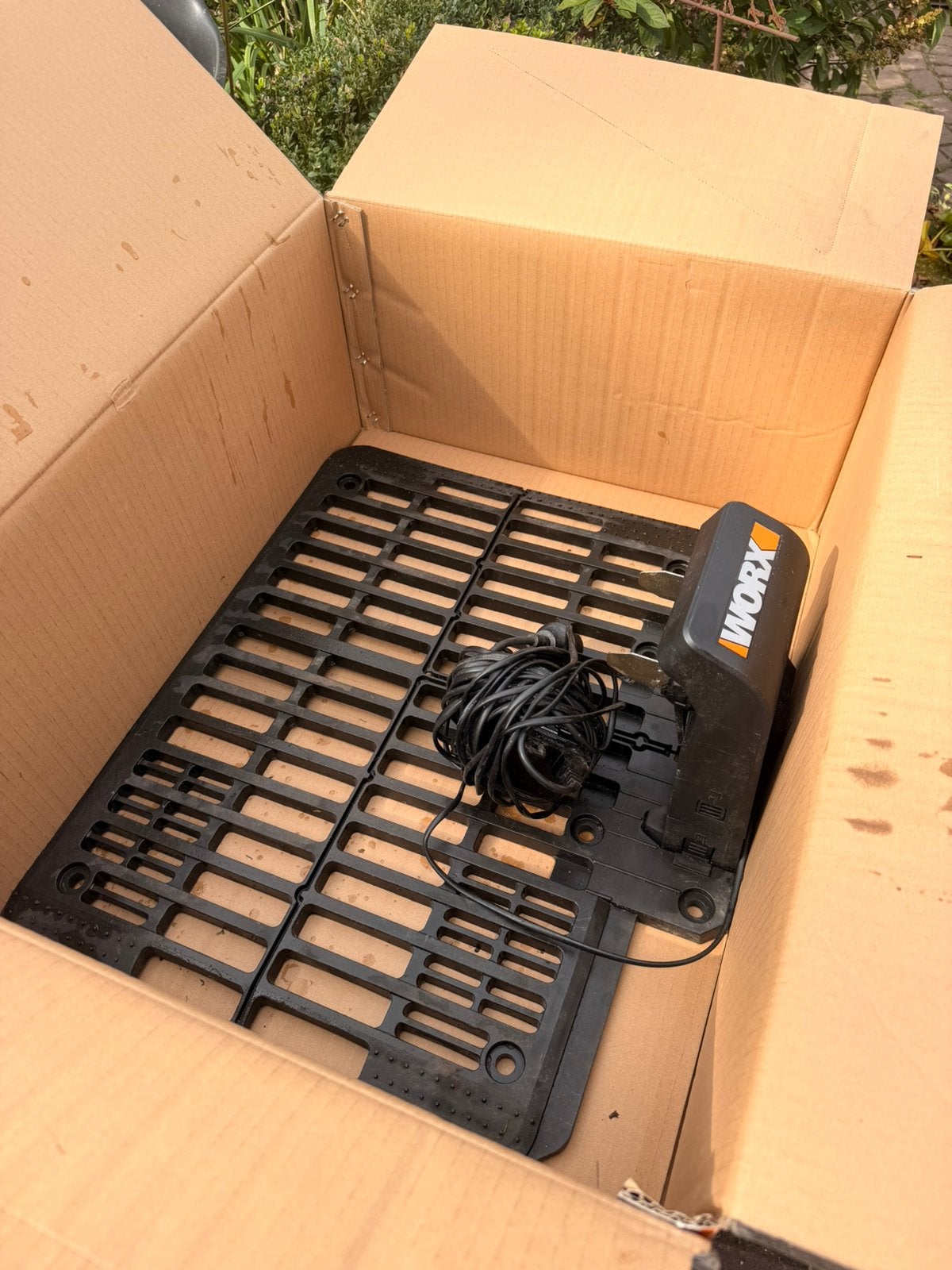 Foto 5 van Worx wr143e 1000m2 robotmaaier met basis en garage enz