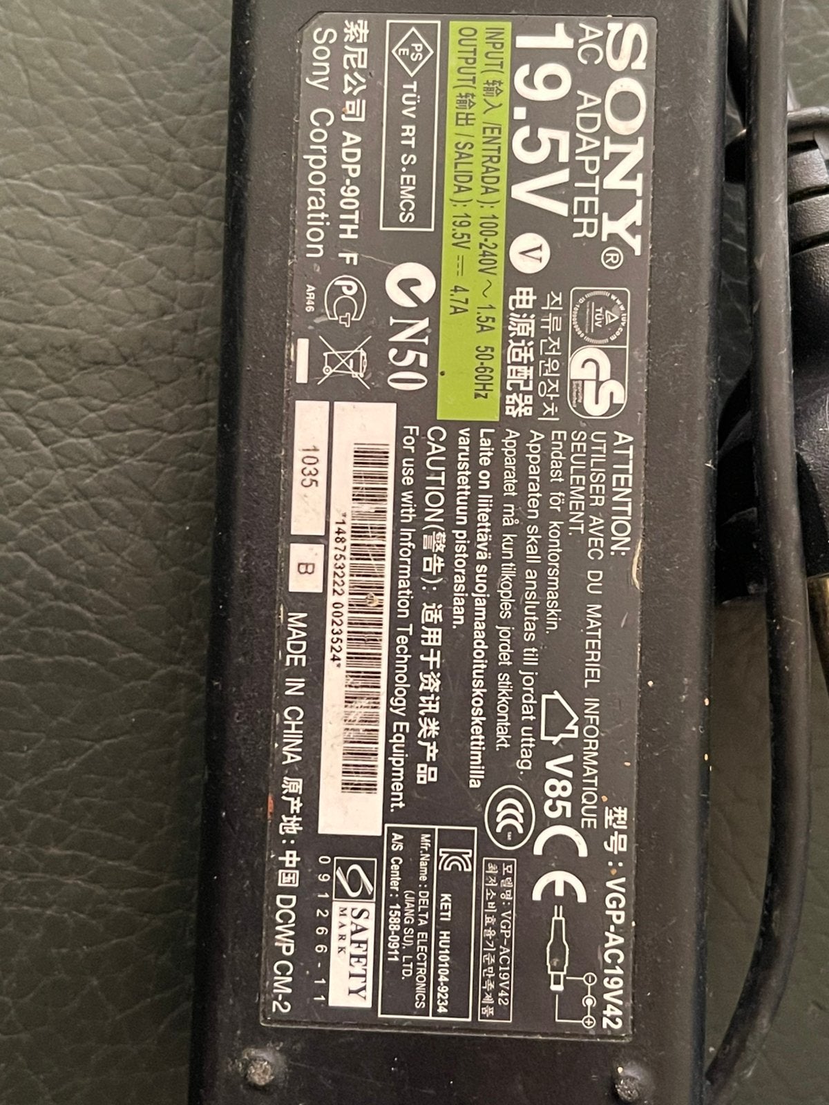Sony laptop oplader VGP-AC19V42 – inclusief Netsnoer, Computers en Software, Ophalen of Verzenden, Zo goed als nieuw