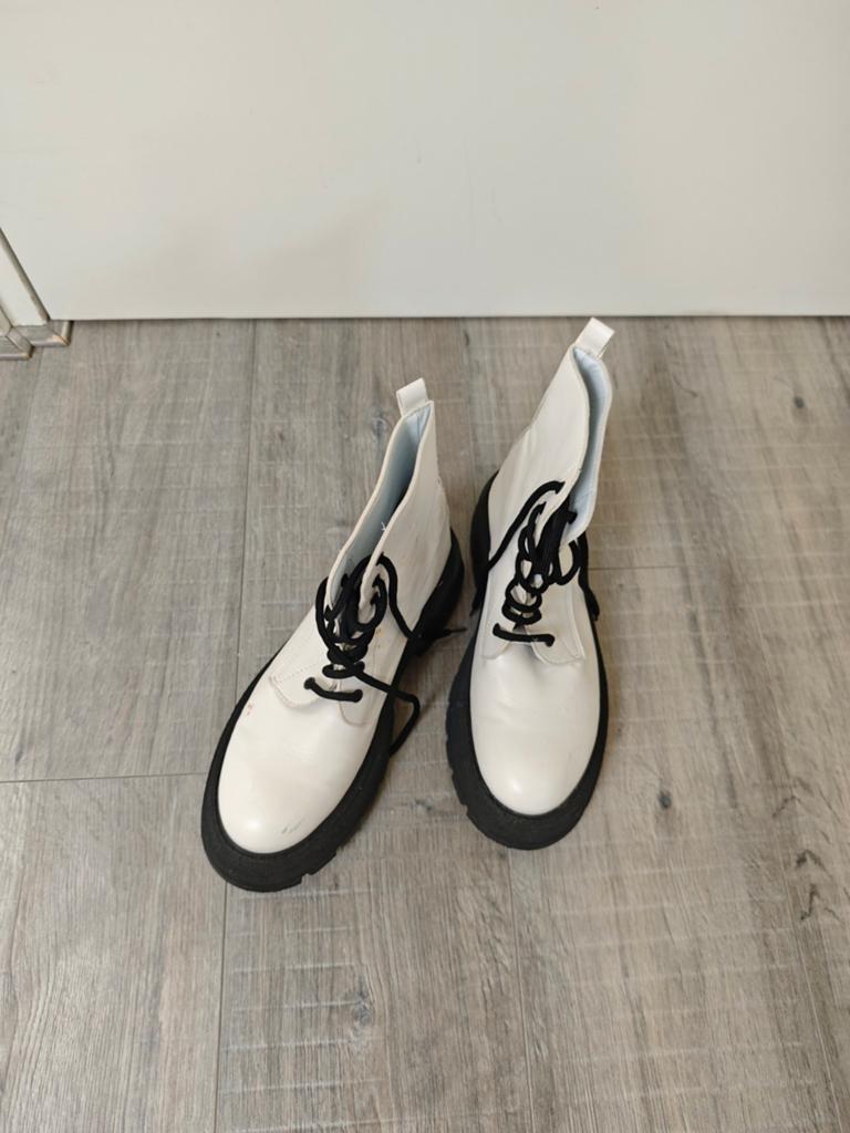 Gratis af te halen: Witte veterboots (gebruikt) 40 eu, Ophalen, Gedragen, Wit, Lage of Enkellaarzen