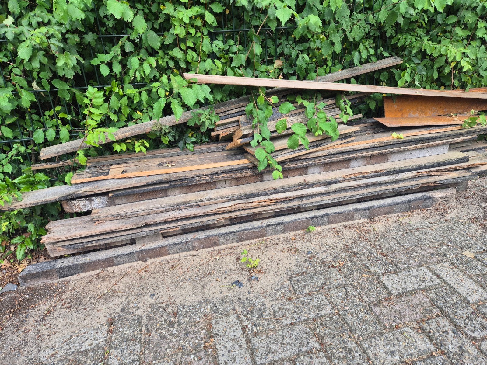 Gratis brandhout: Pallets en planken, Tuin en Terras, 3 tot 6 m³, Ophalen, Overige houtsoorten, Blokken
