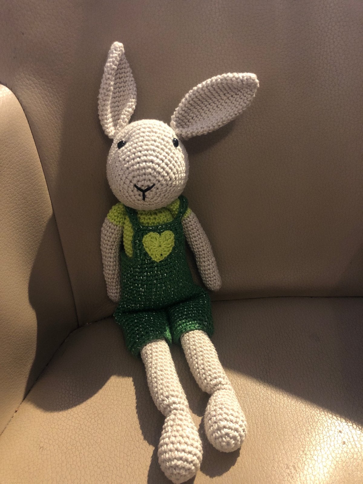 Gehaakt konijn knuffel met groene tuinbroek, Overige merken, Handgemaakt, Konijn, Ophalen of Verzenden