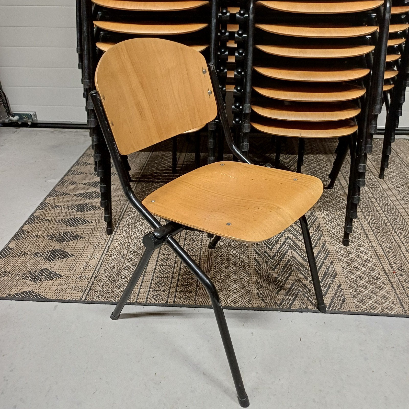 50 x stapelstoelen kantine stapelbare partij stoelen, Ophalen, Gebruikt, Bruin, Vijf, Zes of meer stoelen