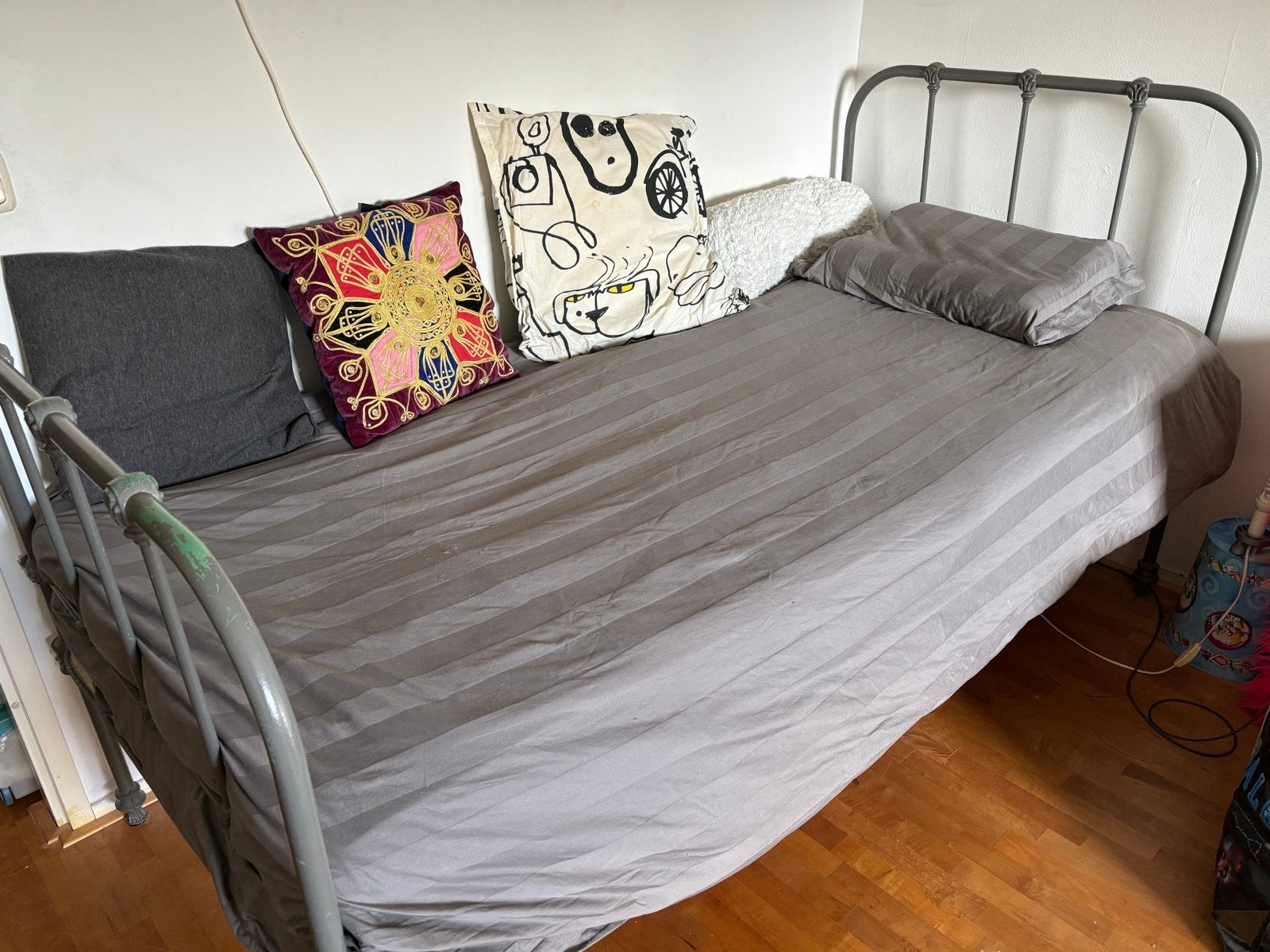 Vintage metalen eenpersoonsbed met lattenbodem, Huis en Inrichting, Ophalen, Gebruikt, 90 cm, Eenpersoons