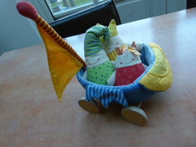 Vintage stoffen bootje houten wieltjes popjes HABA, Ophalen of Verzenden, Zo goed als nieuw, Overige typen, Met wieltjes
