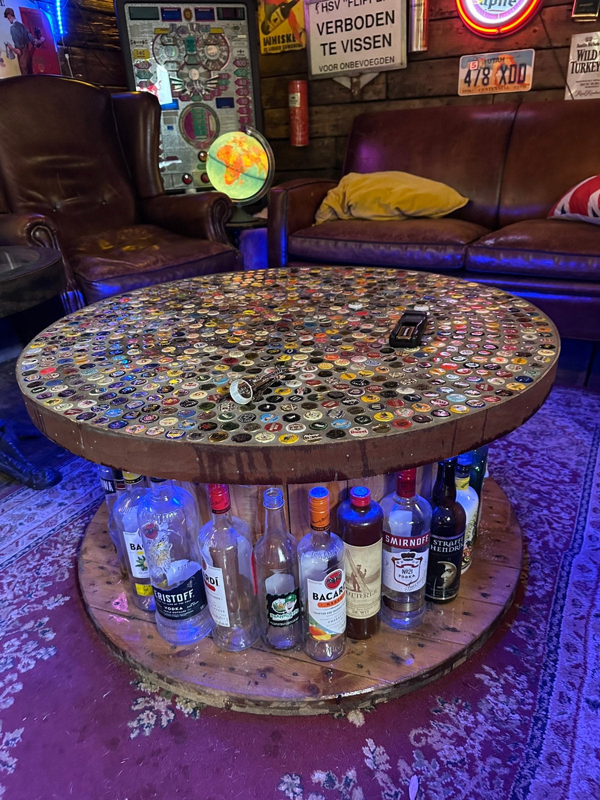 Te koop mooie salontafel met bierdoppen., Ophalen, Zo goed als nieuw