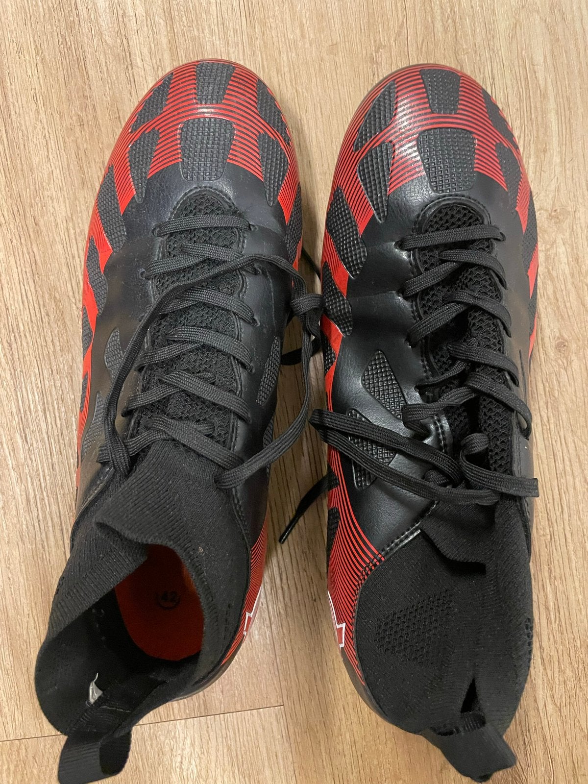Voetbalschoenen zwart/rood - Maat 42, Sport en Fitness, Ophalen, Gebruikt, Schoenen