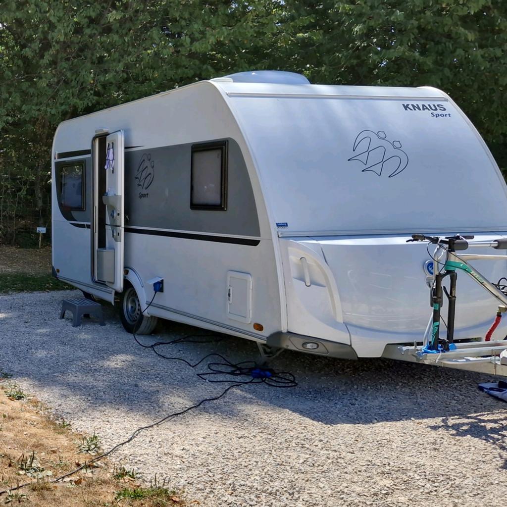 Te huur Prachtige Knaus 450FU met voortent, inboedel
