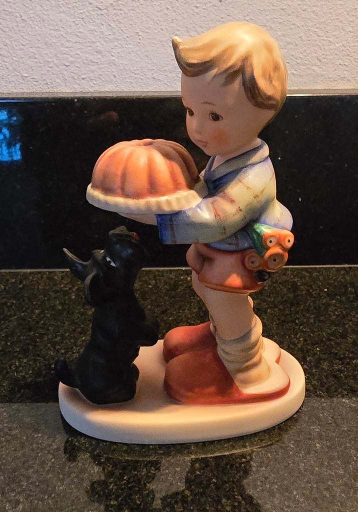 Hummel Goebel jongen met hond en cake Begging his share, Ophalen of Verzenden, Zo goed als nieuw, Hummel