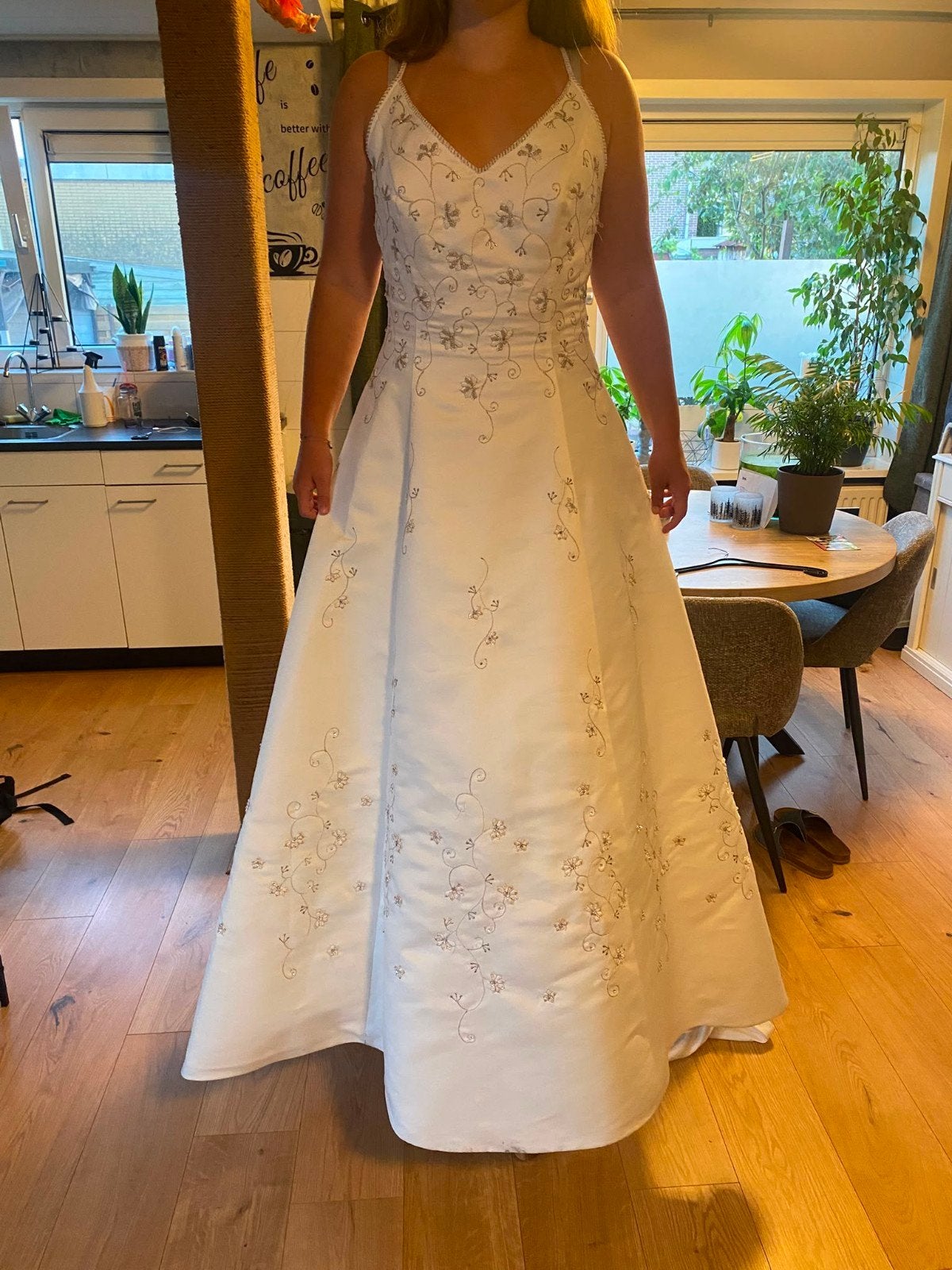 Elegante Trouwjurk met Zilveren Borduurwerk en Sluier, Kleding | Dames, Trouwkleding en Trouwaccessoires, Ophalen, Gedragen, Wit