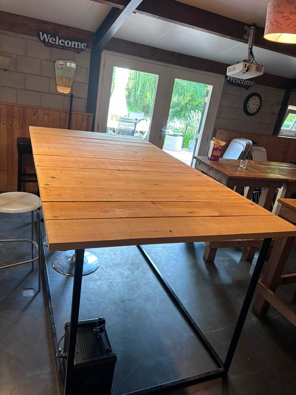 Robuuste houten tafel met metalen onderstel, Huis en Inrichting, Tafels | Eettafels, Ophalen, 100 tot 150 cm, 200 cm of meer, Zo goed als nieuw