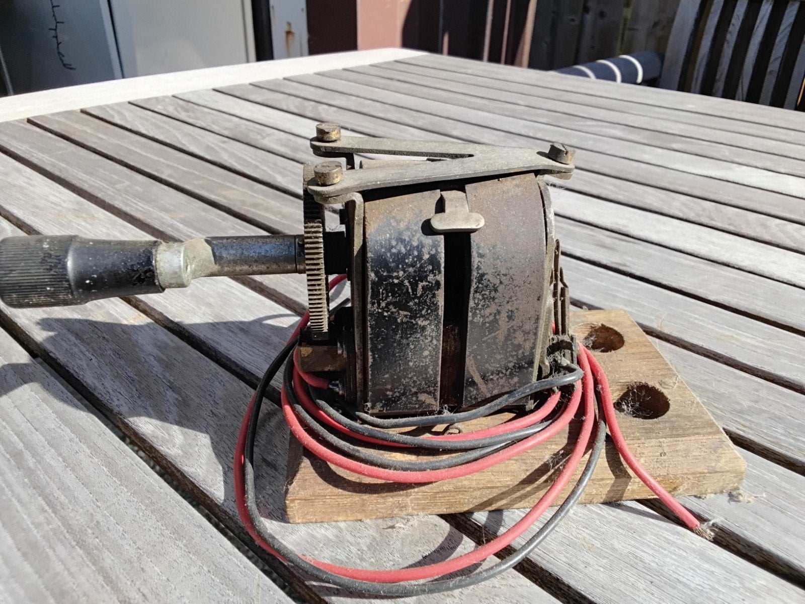 Vintage veldtelefoon generator met houten basis, Ophalen of Verzenden