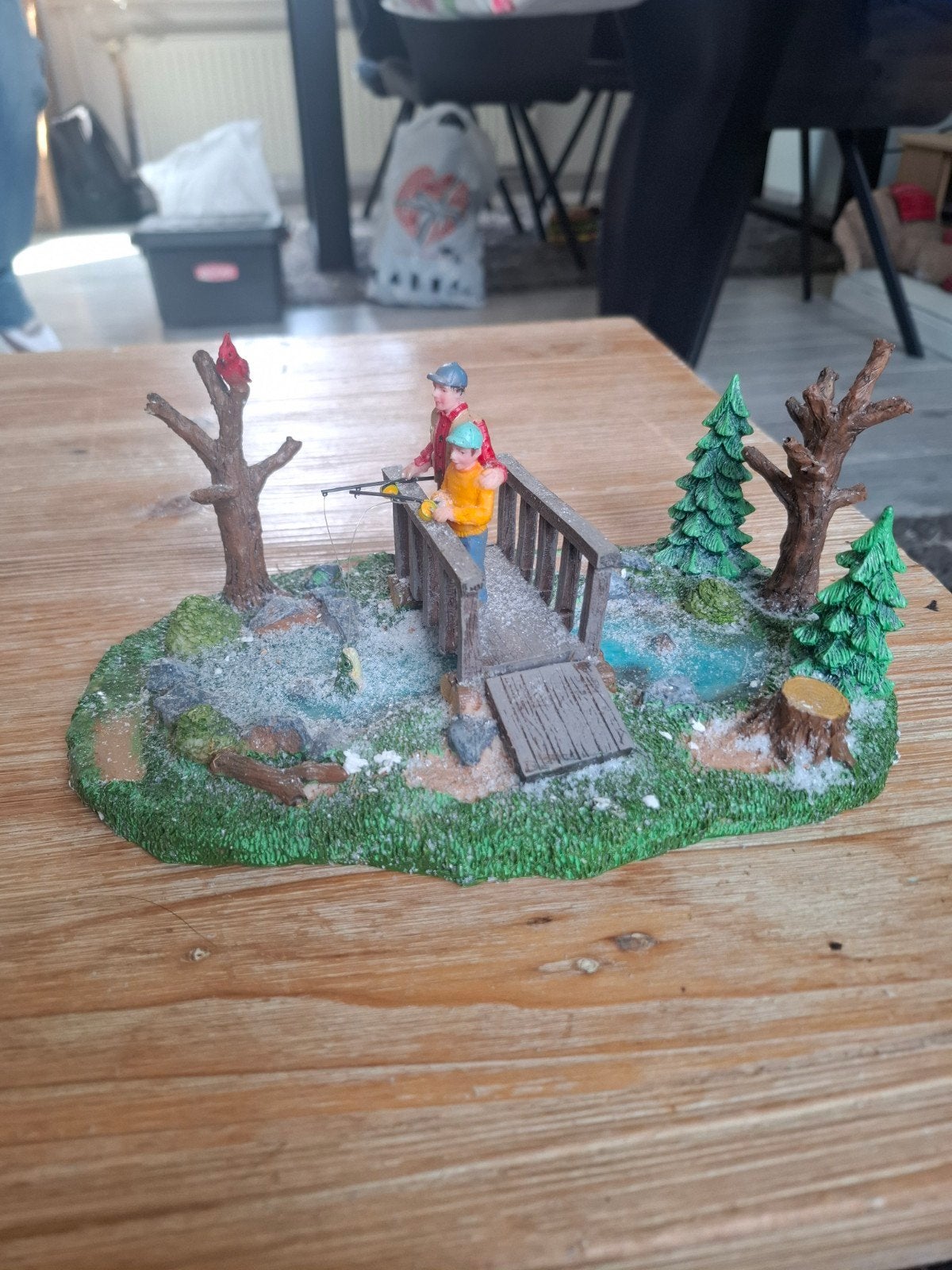 Lemax The Fishing Lesson - Twee vissers op een brug, Diversen, Ophalen of Verzenden, Gebruikt