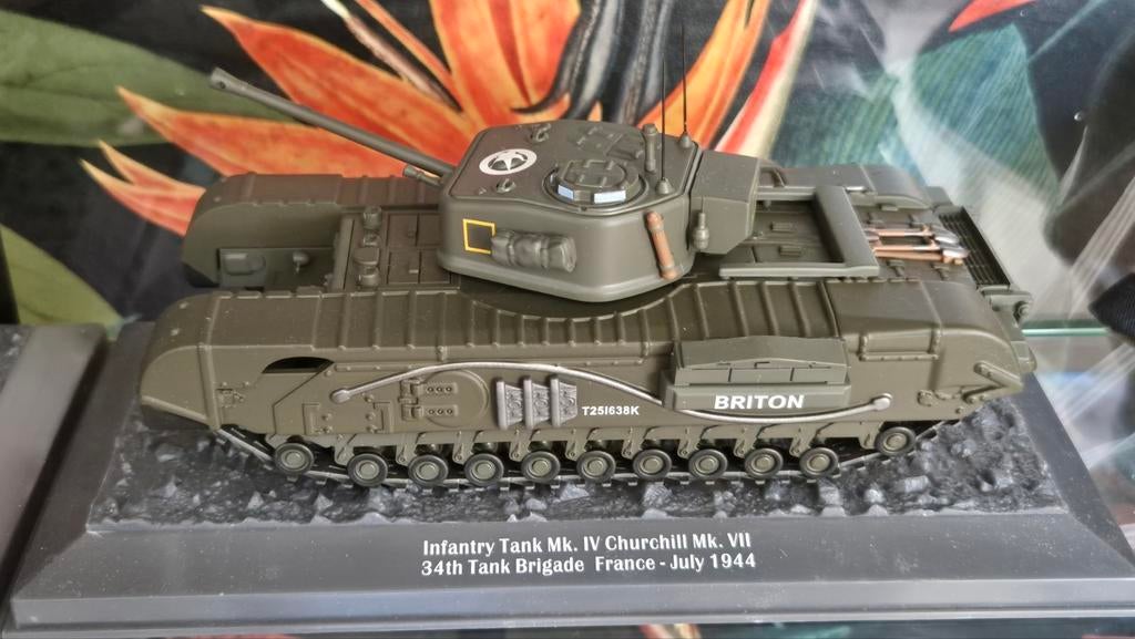 Twee modeltanks: Churchill Mk. VII en M10, Ophalen of Verzenden, 1:32 tot 1:50, Tank, Overige merken