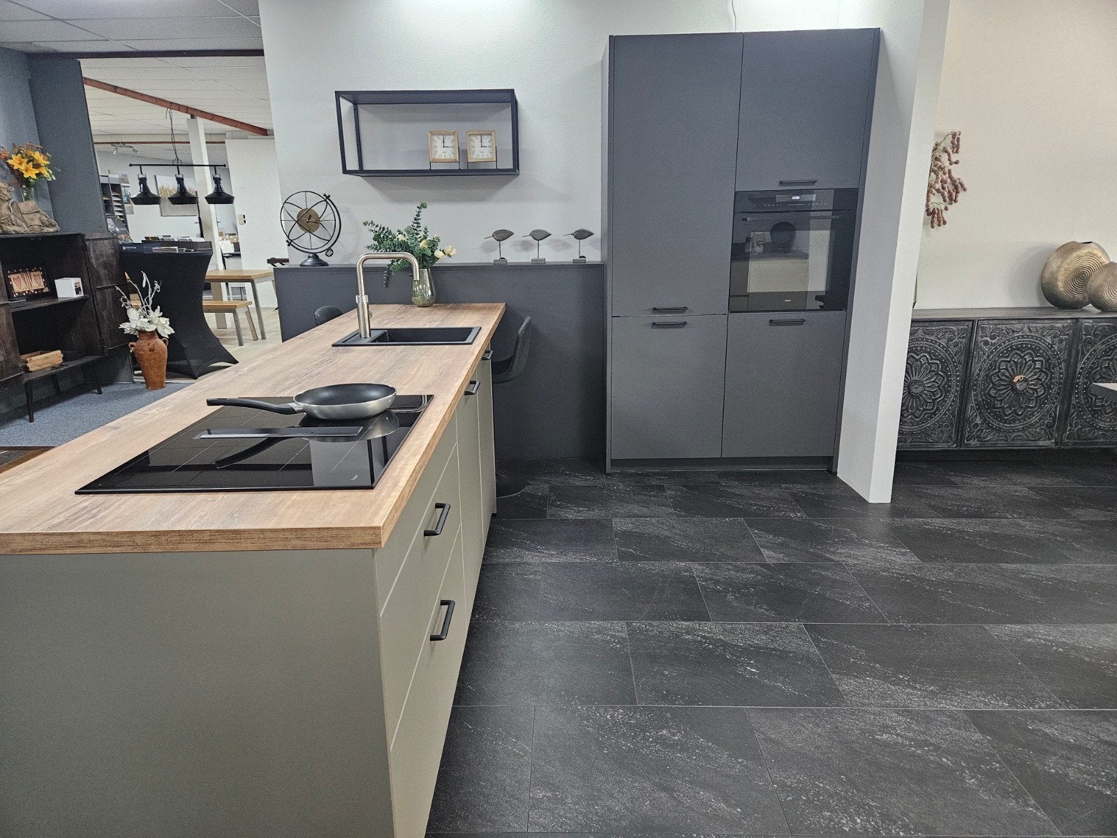 Showroomkeuken metallic zandgrijs met Quooker, Ophalen, 75 cm of meer, 150 tot 200 cm, Nieuw
