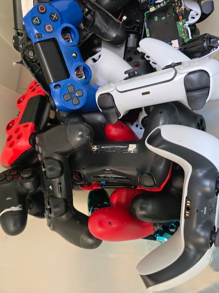 Foto 3 van Grote partij PS4/PS5 controllers + onderdelen/accessoires