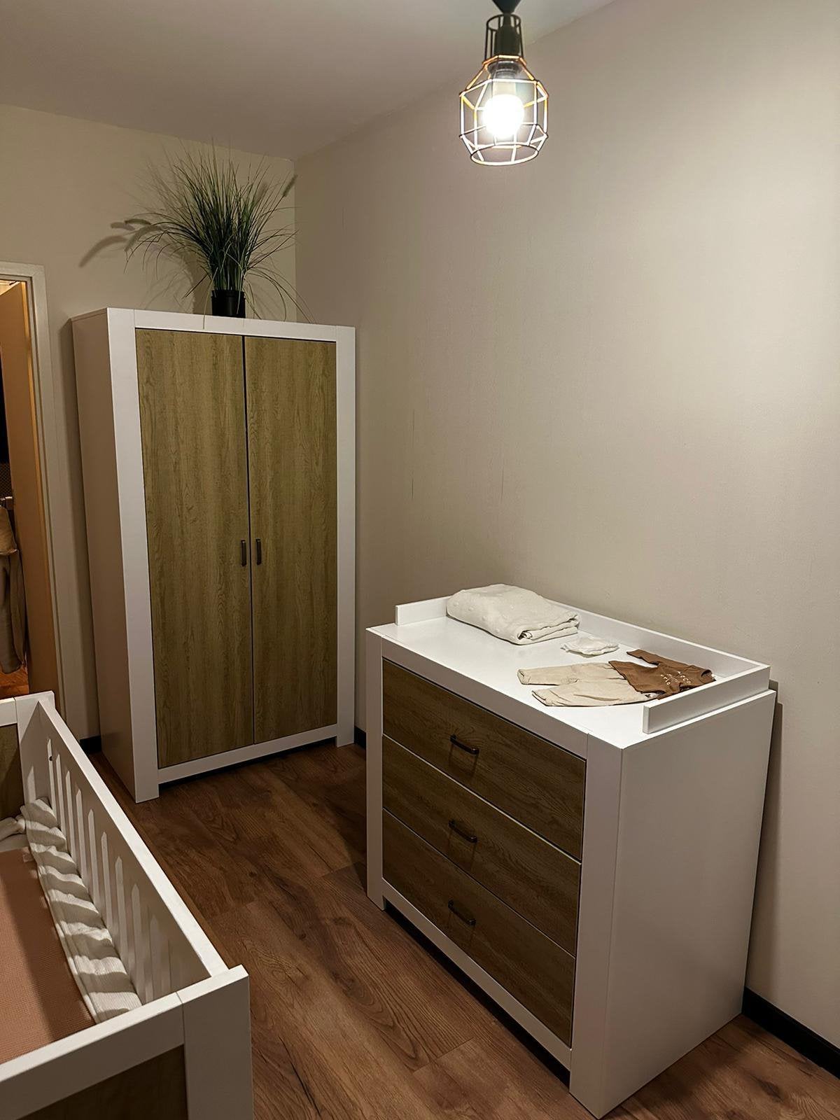 Kinderkamer compleet, ledikant, kast en commode, Ophalen, 50 tot 70 cm, 105 cm of meer, Opstaande rand