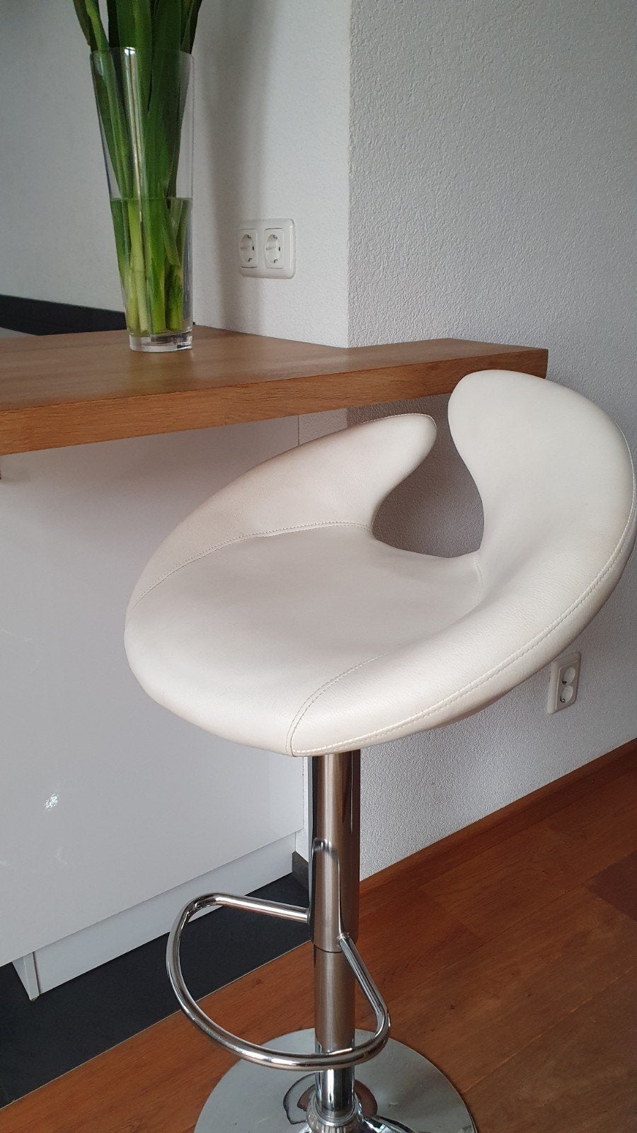 Moderne witte barkruk, in hoogte verstelbaar, Ophalen, Gebruikt, In hoogte verstelbaar, Metaal