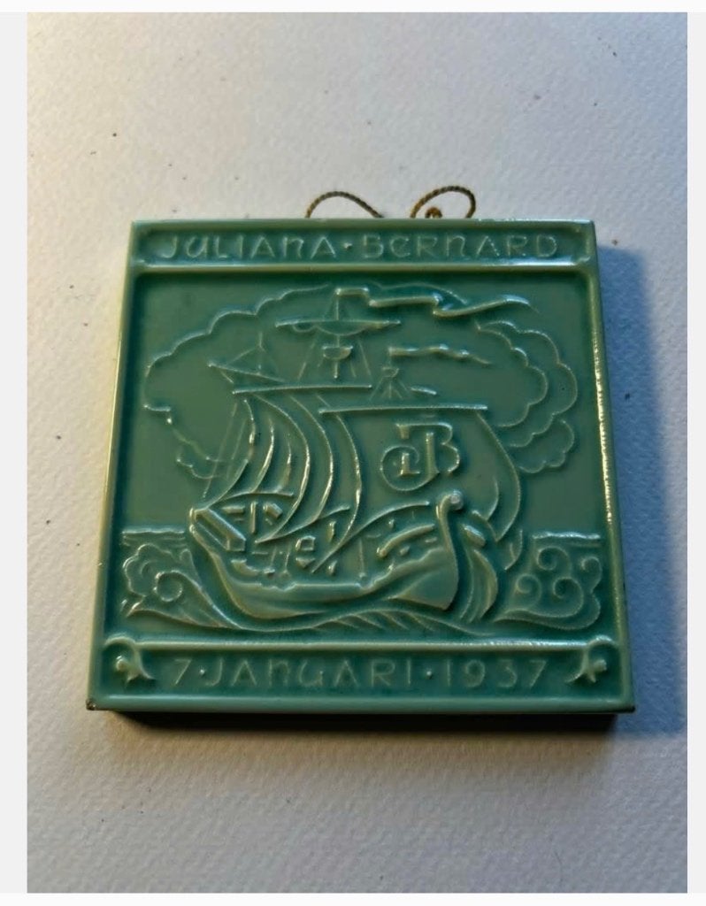 Antieke geglazuurde tegel 1937 huwelijk Juliana Bernard, Verzamelen, Koninklijk Huis en Royalty, Overige typen, Ophalen of Verzenden