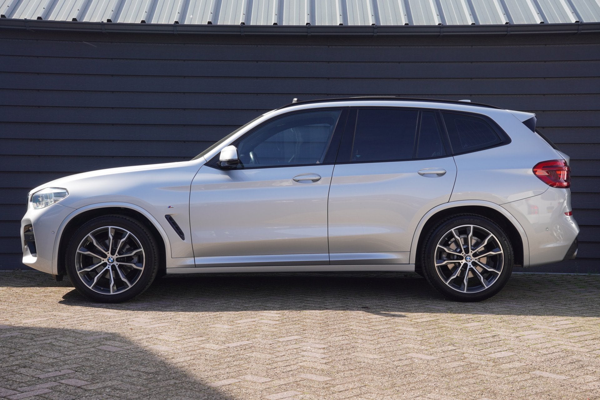 BMW X3 sDrive20i Launch Edition High Executive - HEAD UP - P, Automaat, Achterwielaandrijving, Gebruikt, 4 cilinders