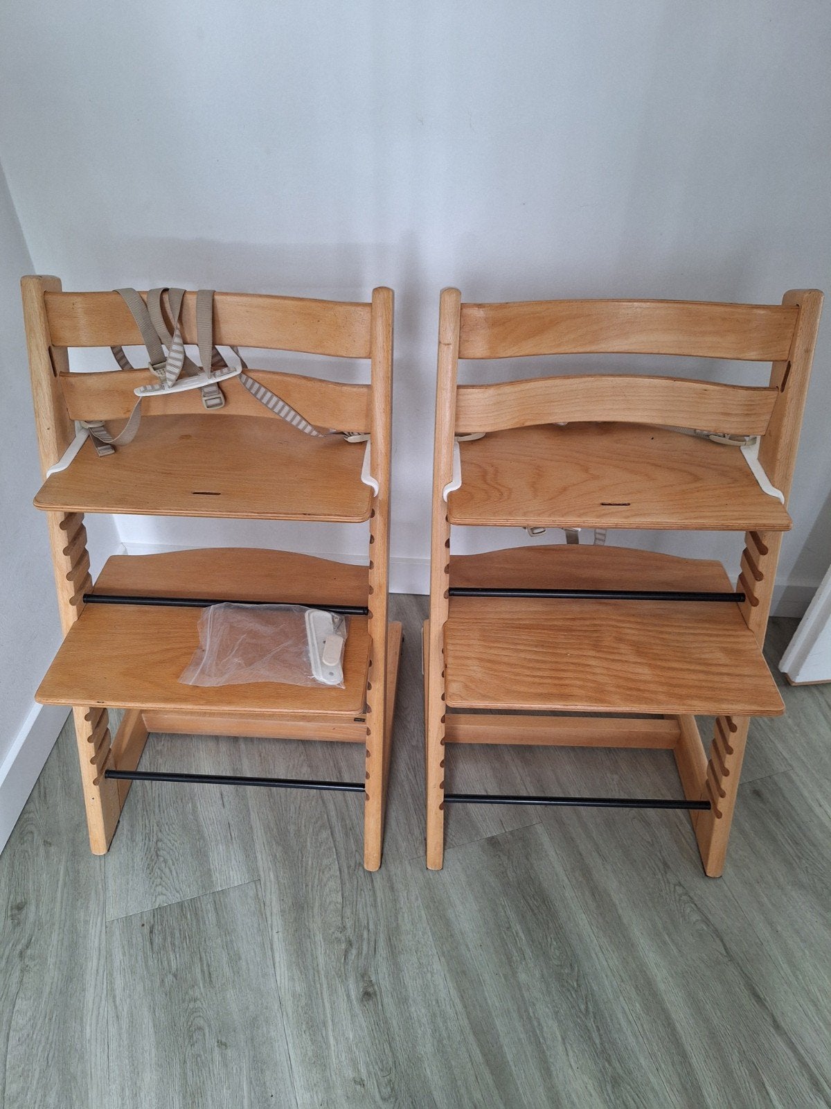 2x Stokke Tripp Trapp meegroeistoelen met harnas (gordels), Ophalen, Gebruikt, Meegroeistoel, Aanschuifbaar