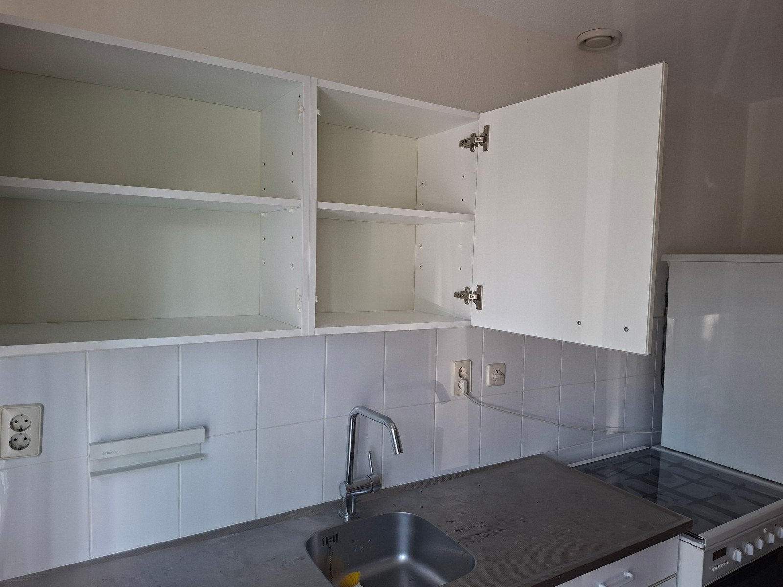 Gratis af te halen: witte keuken met kasten en werkblad, Ophalen