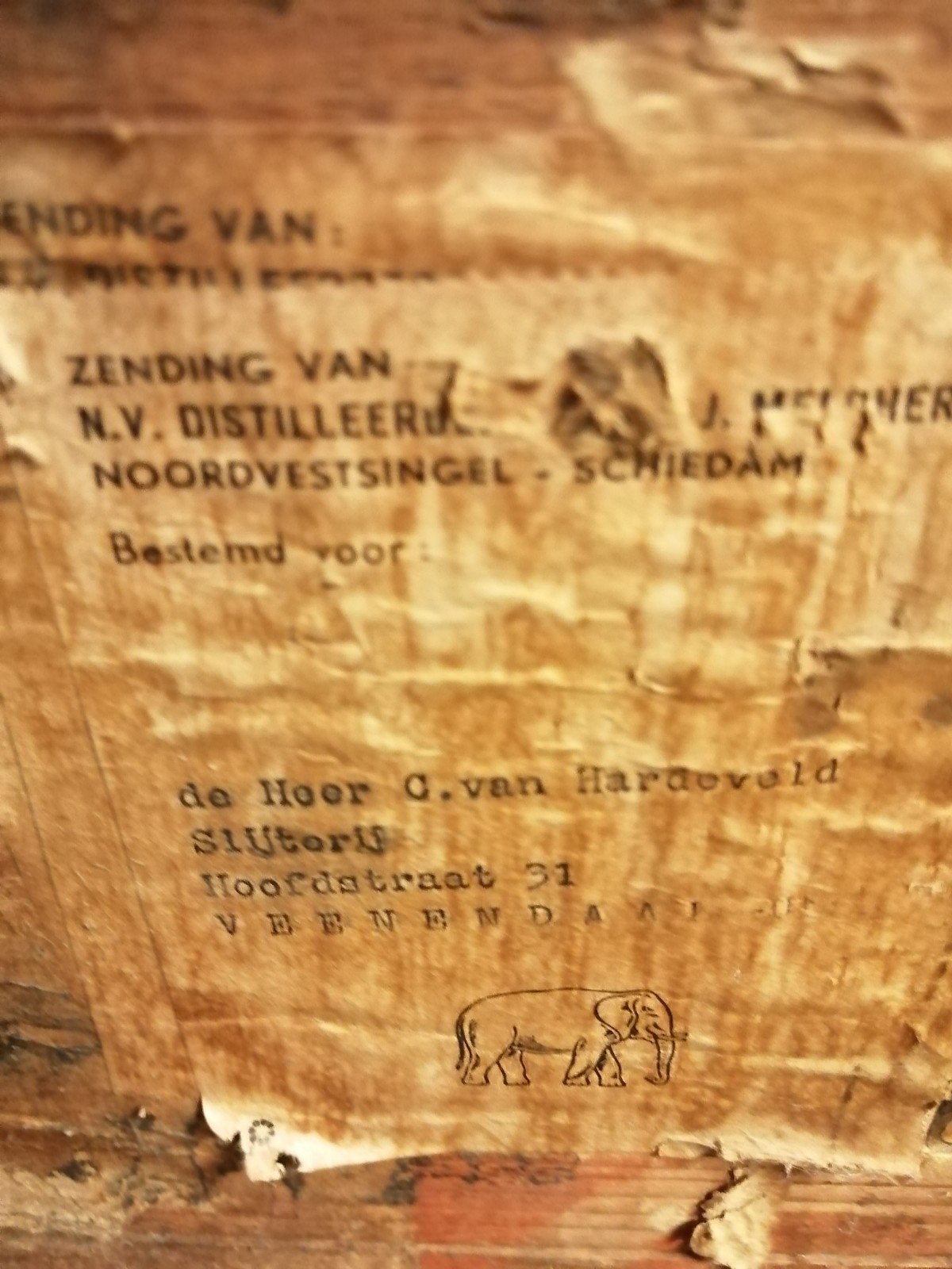 ZEER OUD KRAT MET OUDE FLESSEN IN MOOIE GELEEFDE STAAT.
Leuk, Antiek en Kunst, Ophalen