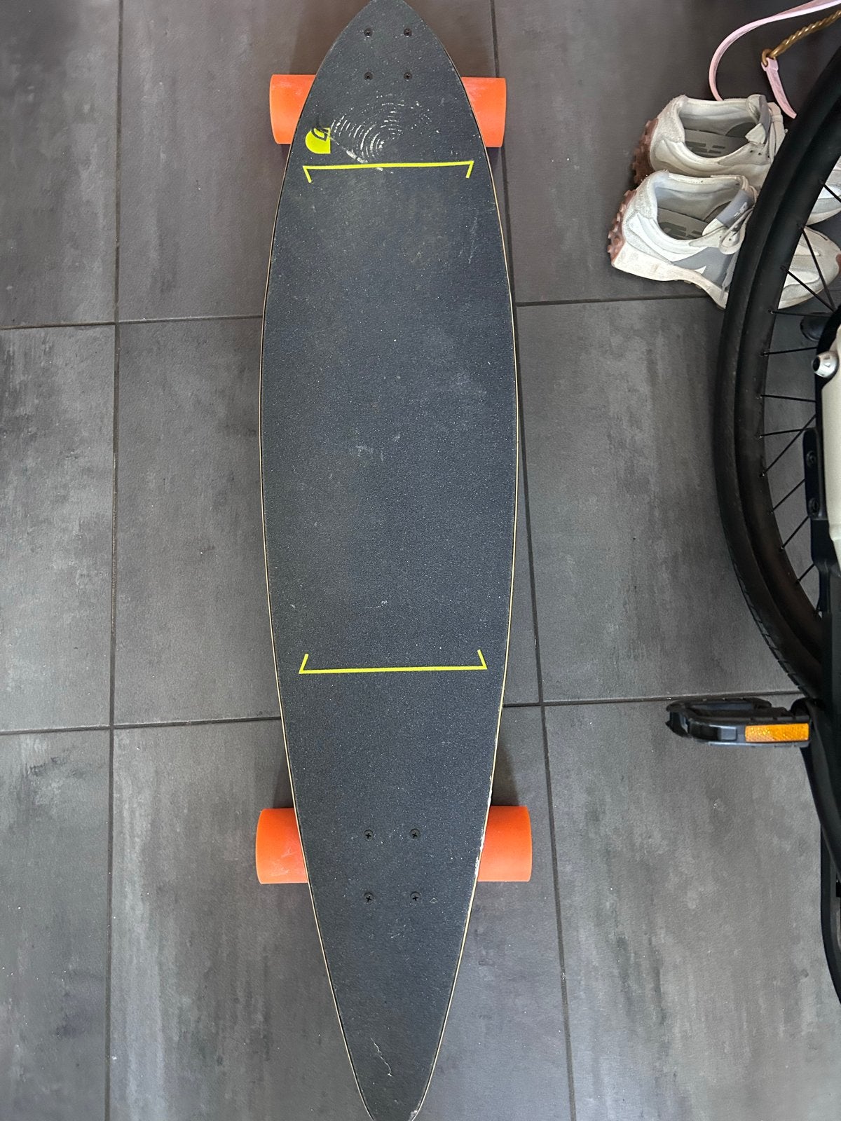 Longboard met oranje wielen, Sport en Fitness, Skateboarden, Ophalen, Gebruikt, Skateboard, Longboard