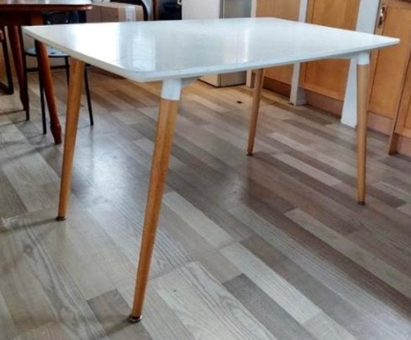 Witte retro vintage eettafel met conische houten poten, Ophalen