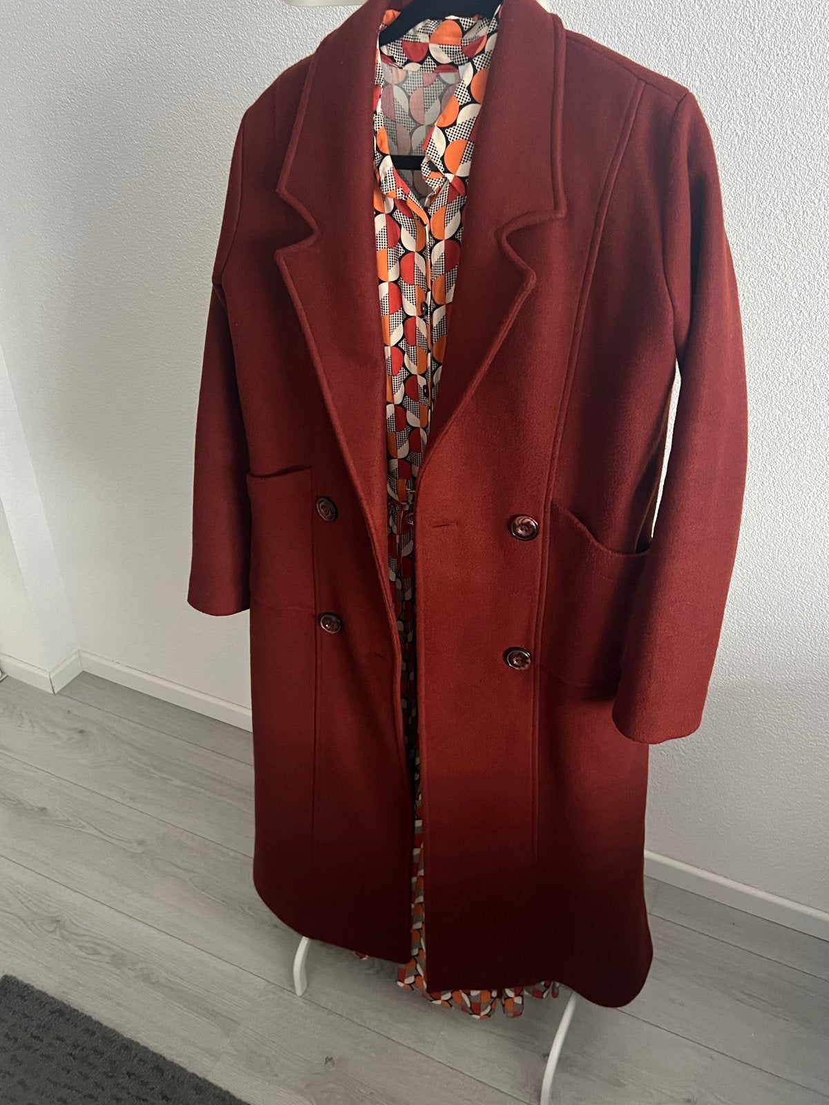 Elegante rode wollen jas - Maat M, Ophalen of Verzenden, Zo goed als nieuw, Maat 38/40 (M), Rood