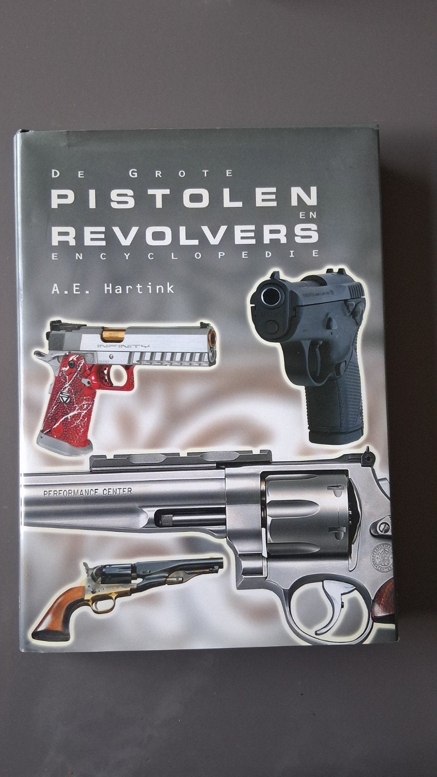 De Grote Pistolen en Revolvers Encyclopedie - A.E. Hartink, Ophalen of Verzenden, Gelezen, A. E. Hartink