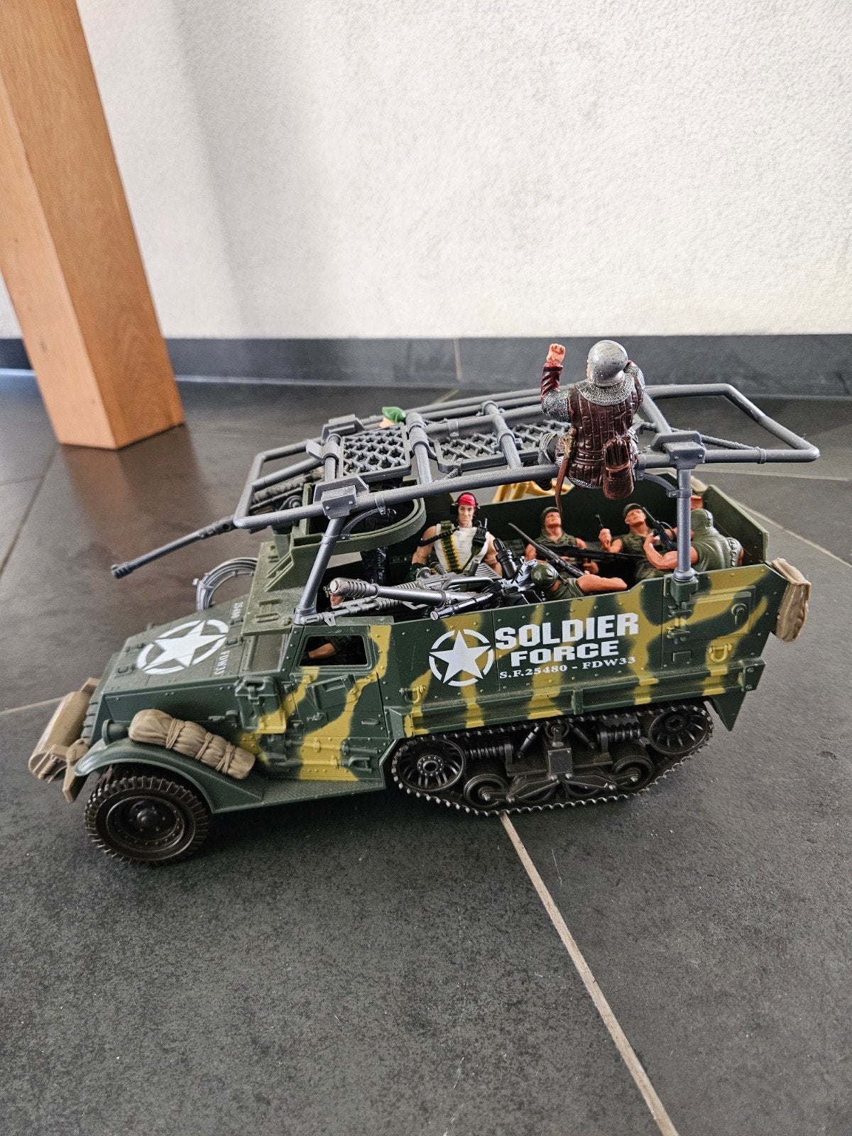 Soldier Force legervoertuig met figuren, Ophalen of Verzenden, Gebruikt
