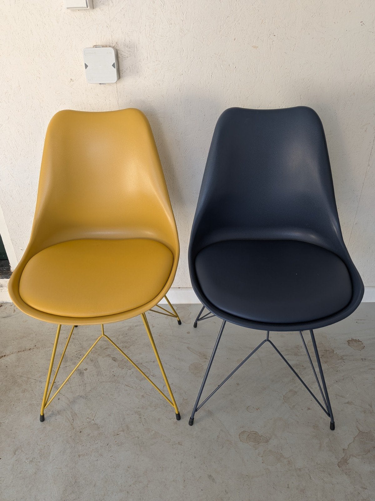 Set van 2 design eetkamerstoelen: blauw en geel, Huis en Inrichting, Stoelen, Ophalen, Gebruikt, Metaal, Twee
